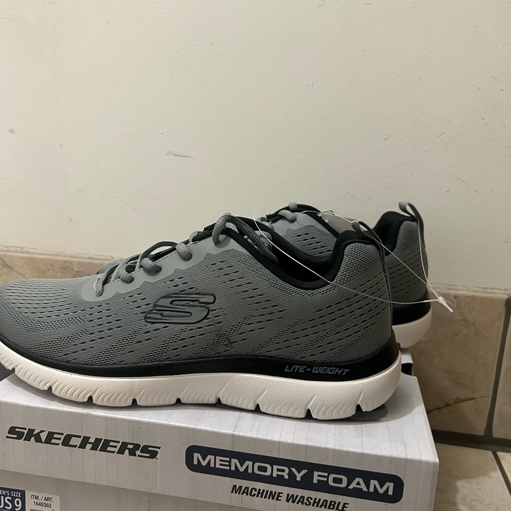 Skechers Lite Weight Memory Foam Men sneakers Size 9